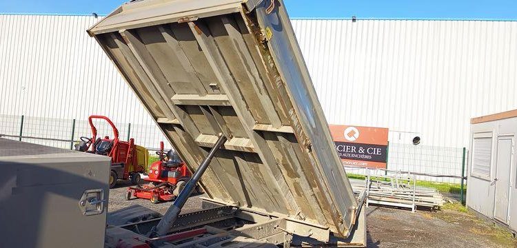 IVECO DAILY 35C12 BENNE AVEC COFFRE ACIER DIESEL – 143441 KMS – ANNEE 2018 ROUGE EZ-536-DT