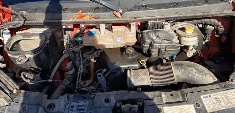 IVECO DAILY 35C12 BENNE AVEC COFFRE ACIER DIESEL – 143441 KMS – ANNEE 2018 ROUGE EZ-536-DT