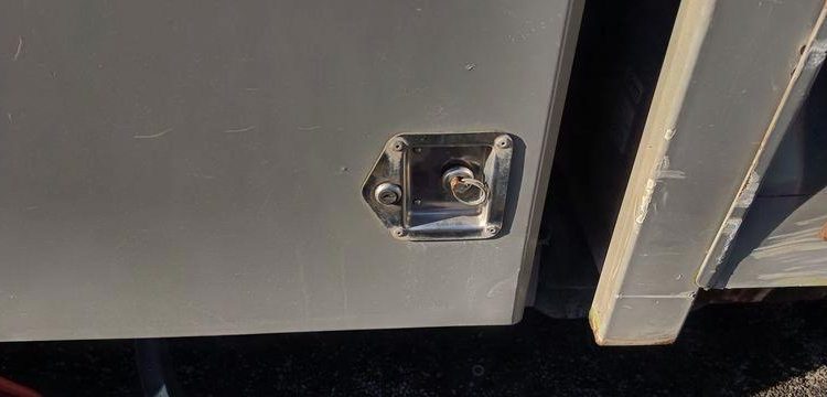 IVECO DAILY 35C12 BENNE AVEC COFFRE ACIER DIESEL – 143441 KMS – ANNEE 2018 ROUGE EZ-536-DT