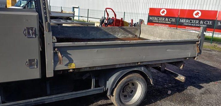 IVECO DAILY 35C12 BENNE AVEC COFFRE ACIER DIESEL – 143441 KMS – ANNEE 2018 ROUGE EZ-536-DT