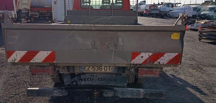 IVECO DAILY 35C12 BENNE AVEC COFFRE ACIER DIESEL – 143441 KMS – ANNEE 2018 ROUGE EZ-536-DT