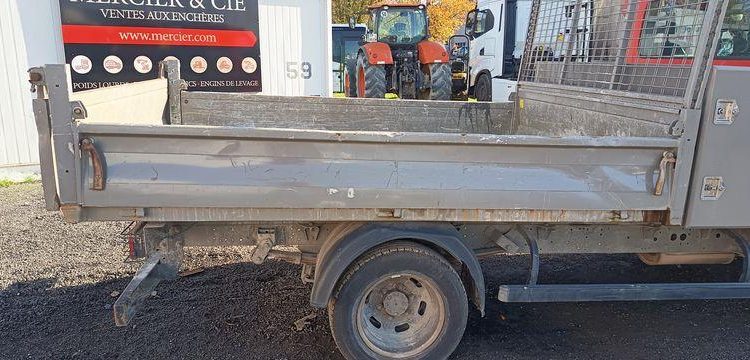 IVECO DAILY 35C12 BENNE AVEC COFFRE ACIER DIESEL – 143441 KMS – ANNEE 2018 ROUGE EZ-536-DT