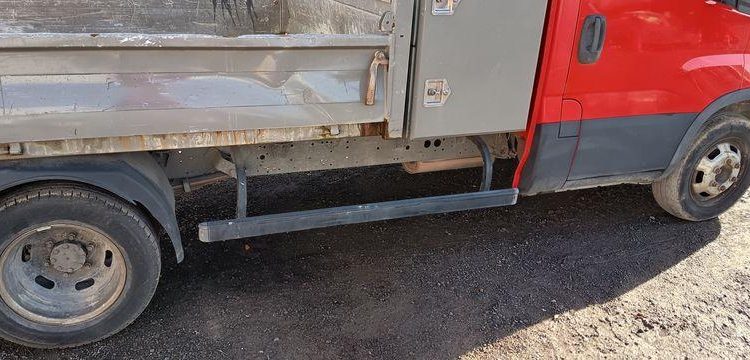 IVECO DAILY 35C12 BENNE AVEC COFFRE ACIER DIESEL – 143441 KMS – ANNEE 2018 ROUGE EZ-536-DT