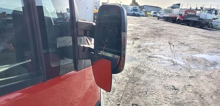 IVECO DAILY 35C12 BENNE AVEC COFFRE ACIER DIESEL – 143441 KMS – ANNEE 2018 ROUGE EZ-536-DT