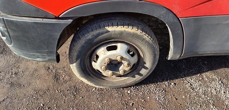 IVECO DAILY 35C12 BENNE AVEC COFFRE ACIER DIESEL – 143441 KMS – ANNEE 2018 ROUGE EZ-536-DT