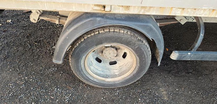 IVECO DAILY 35C12 BENNE AVEC COFFRE ACIER DIESEL – 143441 KMS – ANNEE 2018 ROUGE EZ-536-DT