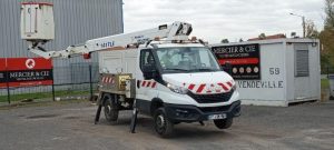 IVECO DAILY 35S14 AVEC NACELLE 141TLE – 12 M – 556 HEURES – 96199 KMS – ANNEE 2020 BLANC FT-458-RV