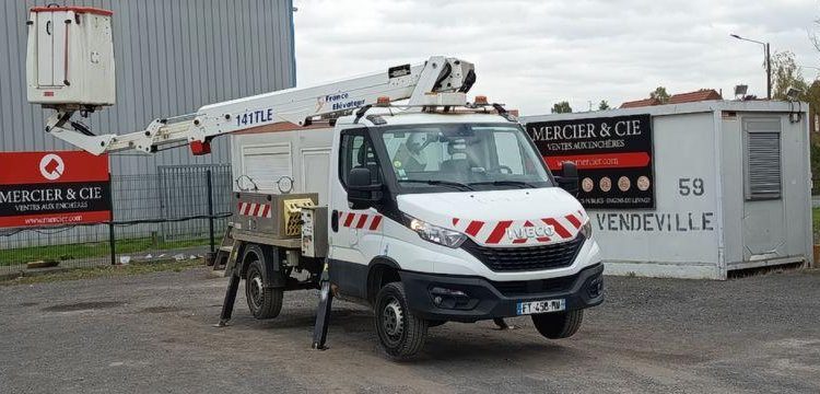 IVECO DAILY 35S14 AVEC NACELLE 141TLE – 12 M – 556 HEURES – 96199 KMS – ANNEE 2020 BLANC FT-458-RV