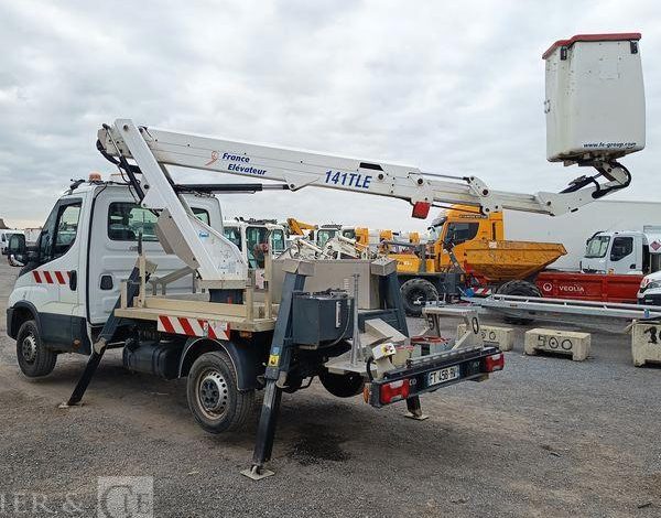 IVECO DAILY 35S14 AVEC NACELLE 141TLE – 12 M – 556 HEURES – 96199 KMS – ANNEE 2020 BLANC FT-458-RV