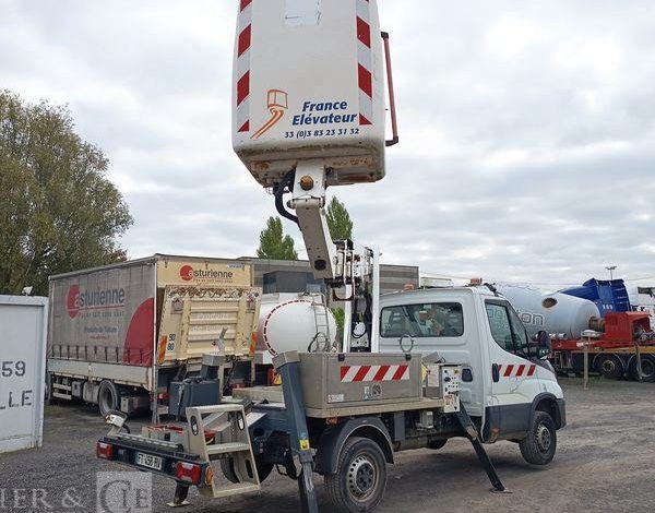 IVECO DAILY 35S14 AVEC NACELLE 141TLE – 12 M – 556 HEURES – 96199 KMS – ANNEE 2020 BLANC FT-458-RV