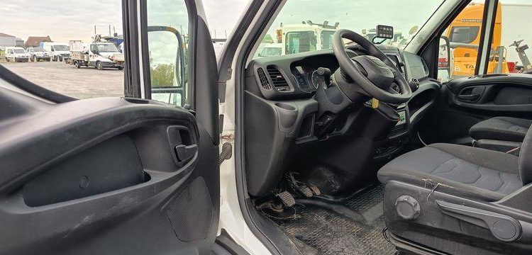 IVECO DAILY 35S14 AVEC NACELLE 141TLE – 12 M – 556 HEURES – 96199 KMS – ANNEE 2020 BLANC FT-458-RV