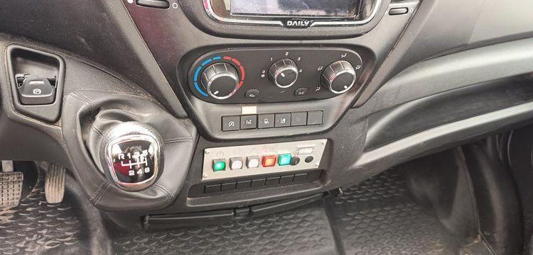 IVECO DAILY 35S14 AVEC NACELLE 141TLE – 12 M – 556 HEURES – 96199 KMS – ANNEE 2020 BLANC FT-458-RV