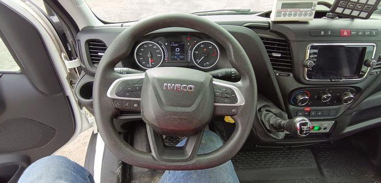 IVECO DAILY 35S14 AVEC NACELLE 141TLE – 12 M – 556 HEURES – 96199 KMS – ANNEE 2020 BLANC FT-458-RV
