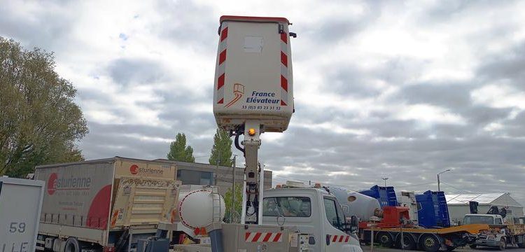 IVECO DAILY 35S14 AVEC NACELLE 141TLE – 12 M – 556 HEURES – 96199 KMS – ANNEE 2020 BLANC FT-458-RV