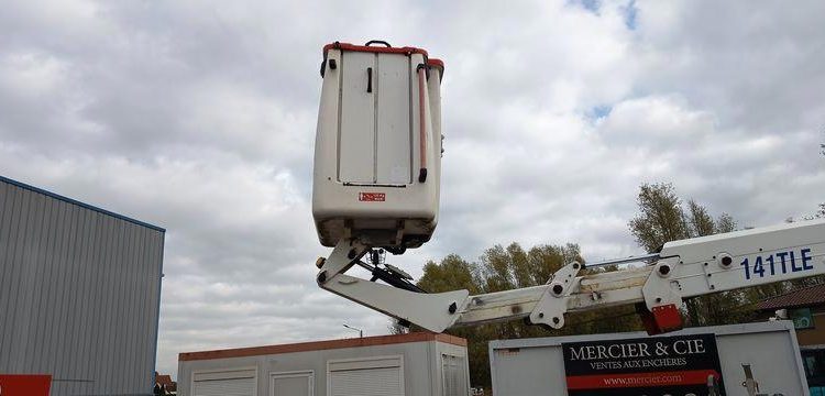 IVECO DAILY 35S14 AVEC NACELLE 141TLE – 12 M – 556 HEURES – 96199 KMS – ANNEE 2020 BLANC FT-458-RV