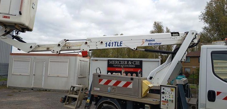 IVECO DAILY 35S14 AVEC NACELLE 141TLE – 12 M – 556 HEURES – 96199 KMS – ANNEE 2020 BLANC FT-458-RV