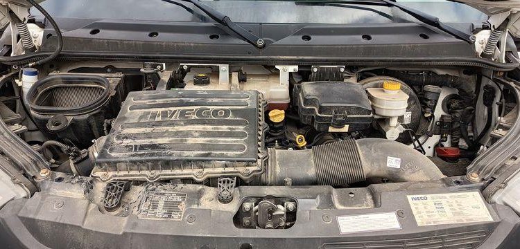 IVECO DAILY 35S14 AVEC NACELLE 141TLE – 12 M – 556 HEURES – 96199 KMS – ANNEE 2020 BLANC FT-458-RV