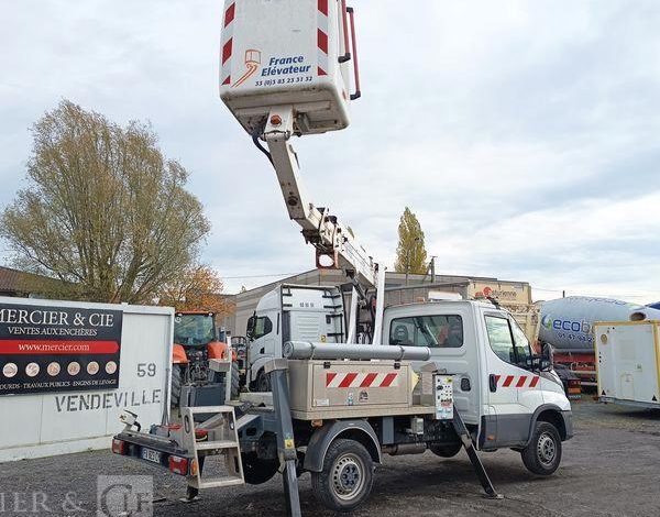 IVECO DAILY 35S14 AVEC NACELLE 141TLE – 12 M – DIESEL – 220 HEURES – ANNEE 2020 BLANC FV-823-CY