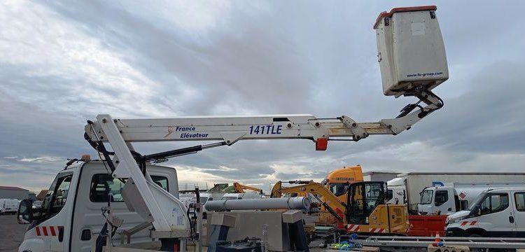 IVECO DAILY 35S14 AVEC NACELLE 141TLE – 12 M – DIESEL – 220 HEURES – ANNEE 2020 BLANC FV-823-CY