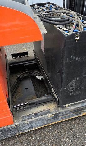 CHARIOT ELECTRIQUE LATERAL retract BT RRE160 MAT TRIPLEX CAPACITE 1,6T 8,5M  MV2