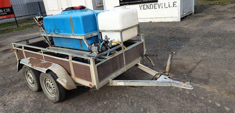 KERENZO PLATEAU 2 ESSIEUX EQUIPE 2 CUVES PVC 100L ET 400L POMPE ELECT. ET LANCE – L:2.50  REMKE