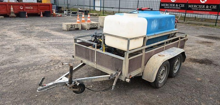 KERENZO PLATEAU 2 ESSIEUX EQUIPE 2 CUVES PVC 100L ET 400L POMPE ELECT. ET LANCE – L:2.50  REMKE