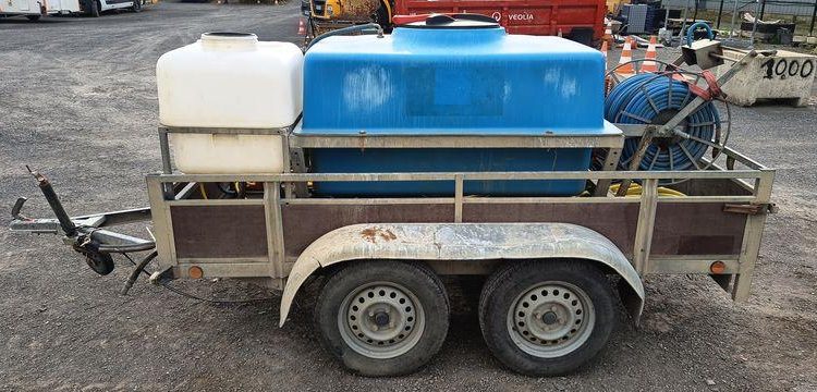 KERENZO PLATEAU 2 ESSIEUX EQUIPE 2 CUVES PVC 100L ET 400L POMPE ELECT. ET LANCE – L:2.50  REMKE