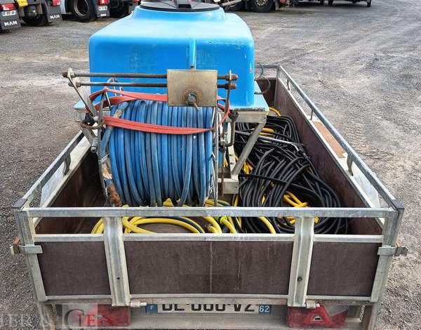 KERENZO PLATEAU 2 ESSIEUX EQUIPE 2 CUVES PVC 100L ET 400L POMPE ELECT. ET LANCE – L:2.50  REMKE