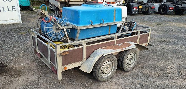 KERENZO PLATEAU 2 ESSIEUX EQUIPE 2 CUVES PVC 100L ET 400L POMPE ELECT. ET LANCE – L:2.50  REMKE