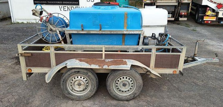 KERENZO PLATEAU 2 ESSIEUX EQUIPE 2 CUVES PVC 100L ET 400L POMPE ELECT. ET LANCE – L:2.50  REMKE