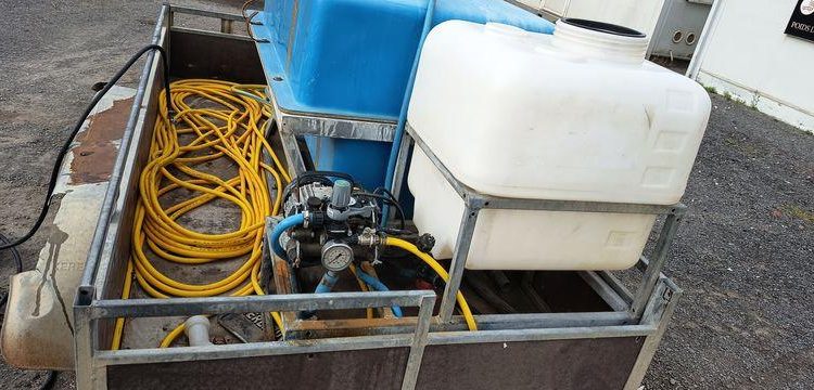 KERENZO PLATEAU 2 ESSIEUX EQUIPE 2 CUVES PVC 100L ET 400L POMPE ELECT. ET LANCE – L:2.50  REMKE