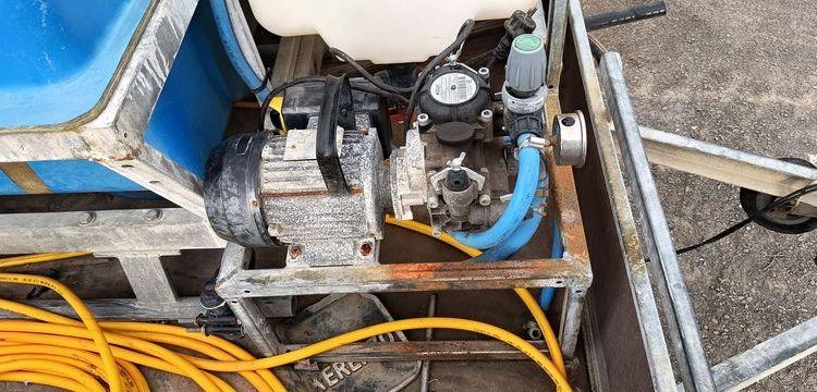 KERENZO PLATEAU 2 ESSIEUX EQUIPE 2 CUVES PVC 100L ET 400L POMPE ELECT. ET LANCE – L:2.50  REMKE