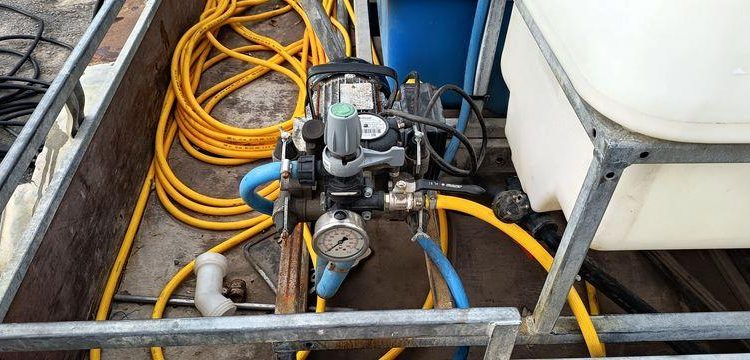 KERENZO PLATEAU 2 ESSIEUX EQUIPE 2 CUVES PVC 100L ET 400L POMPE ELECT. ET LANCE – L:2.50  REMKE