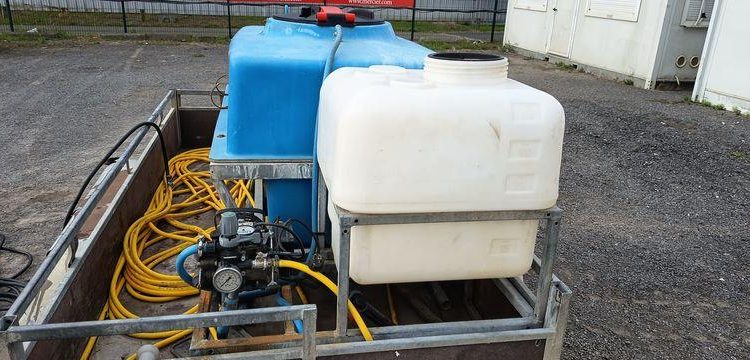 KERENZO PLATEAU 2 ESSIEUX EQUIPE 2 CUVES PVC 100L ET 400L POMPE ELECT. ET LANCE – L:2.50  REMKE