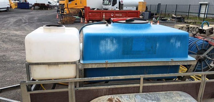 KERENZO PLATEAU 2 ESSIEUX EQUIPE 2 CUVES PVC 100L ET 400L POMPE ELECT. ET LANCE – L:2.50  REMKE