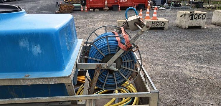 KERENZO PLATEAU 2 ESSIEUX EQUIPE 2 CUVES PVC 100L ET 400L POMPE ELECT. ET LANCE – L:2.50  REMKE