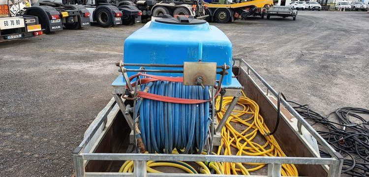 KERENZO PLATEAU 2 ESSIEUX EQUIPE 2 CUVES PVC 100L ET 400L POMPE ELECT. ET LANCE – L:2.50  REMKE