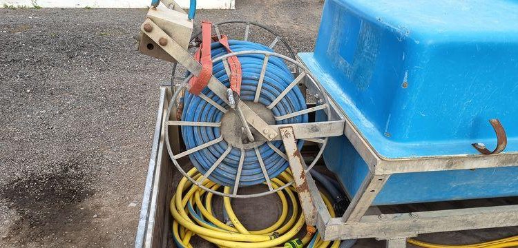 KERENZO PLATEAU 2 ESSIEUX EQUIPE 2 CUVES PVC 100L ET 400L POMPE ELECT. ET LANCE – L:2.50  REMKE