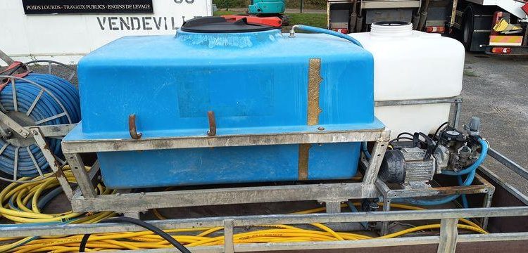 KERENZO PLATEAU 2 ESSIEUX EQUIPE 2 CUVES PVC 100L ET 400L POMPE ELECT. ET LANCE – L:2.50  REMKE