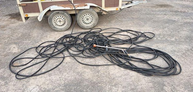 KERENZO PLATEAU 2 ESSIEUX EQUIPE 2 CUVES PVC 100L ET 400L POMPE ELECT. ET LANCE – L:2.50  REMKE