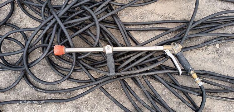 KERENZO PLATEAU 2 ESSIEUX EQUIPE 2 CUVES PVC 100L ET 400L POMPE ELECT. ET LANCE – L:2.50  REMKE