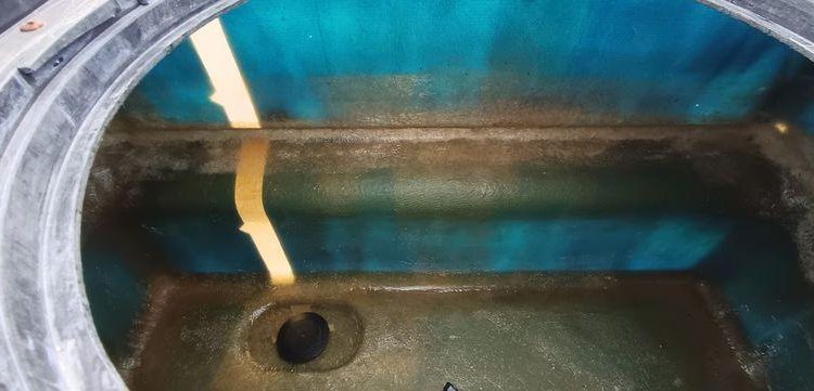 KERENZO PLATEAU 2 ESSIEUX EQUIPE 2 CUVES PVC 100L ET 400L POMPE ELECT. ET LANCE – L:2.50  REMKE