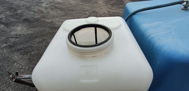 KERENZO PLATEAU 2 ESSIEUX EQUIPE 2 CUVES PVC 100L ET 400L POMPE ELECT. ET LANCE – L:2.50  REMKE