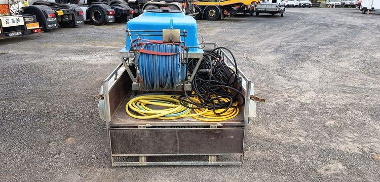 KERENZO PLATEAU 2 ESSIEUX EQUIPE 2 CUVES PVC 100L ET 400L POMPE ELECT. ET LANCE – L:2.50  REMKE