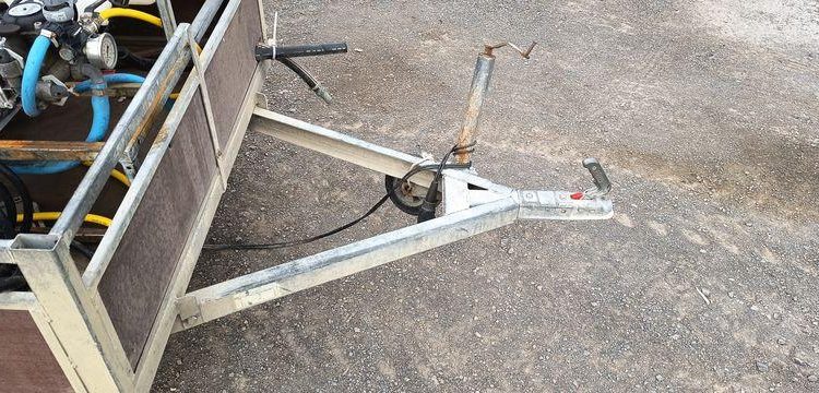 KERENZO PLATEAU 2 ESSIEUX EQUIPE 2 CUVES PVC 100L ET 400L POMPE ELECT. ET LANCE – L:2.50  REMKE