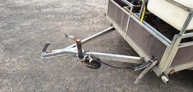 KERENZO PLATEAU 2 ESSIEUX EQUIPE 2 CUVES PVC 100L ET 400L POMPE ELECT. ET LANCE – L:2.50  REMKE