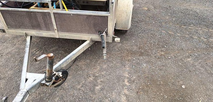 KERENZO PLATEAU 2 ESSIEUX EQUIPE 2 CUVES PVC 100L ET 400L POMPE ELECT. ET LANCE – L:2.50  REMKE