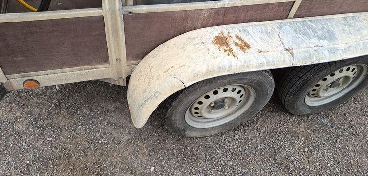 KERENZO PLATEAU 2 ESSIEUX EQUIPE 2 CUVES PVC 100L ET 400L POMPE ELECT. ET LANCE – L:2.50  REMKE