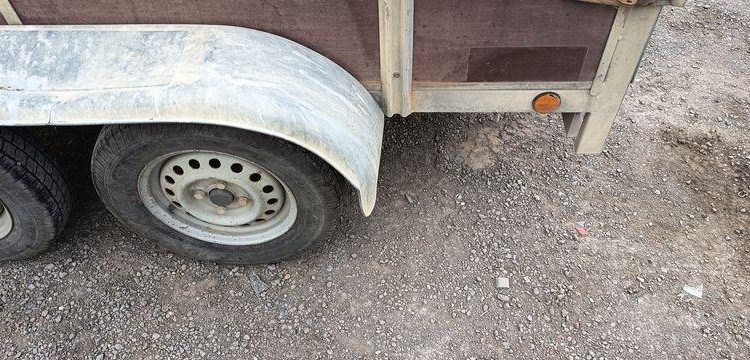 KERENZO PLATEAU 2 ESSIEUX EQUIPE 2 CUVES PVC 100L ET 400L POMPE ELECT. ET LANCE – L:2.50  REMKE