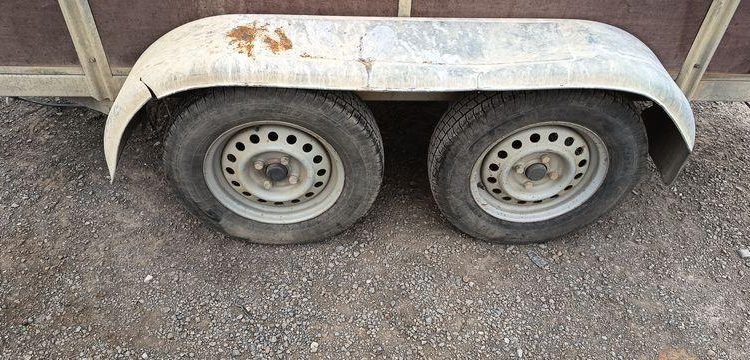 KERENZO PLATEAU 2 ESSIEUX EQUIPE 2 CUVES PVC 100L ET 400L POMPE ELECT. ET LANCE – L:2.50  REMKE